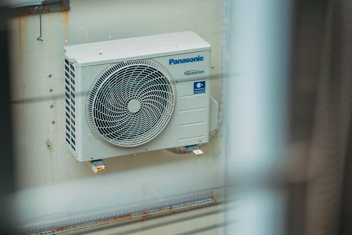 Unidade condensadora de ar-condicionado instalada