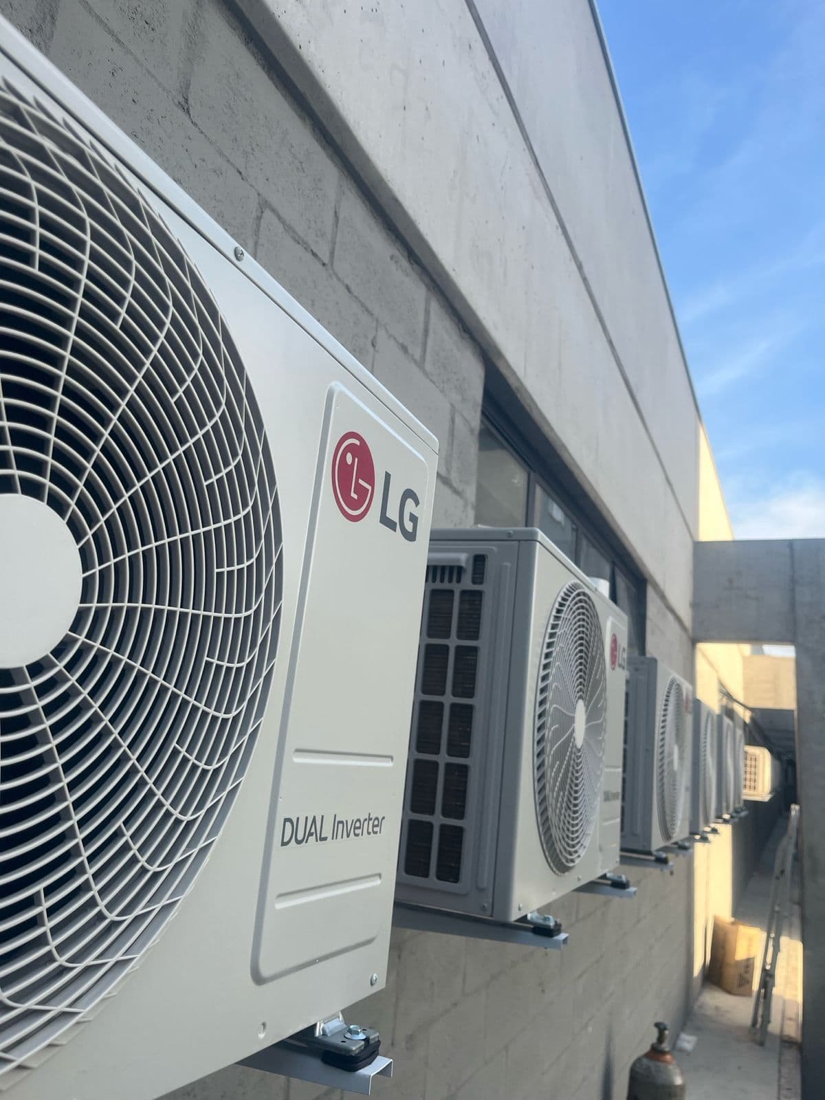 Condensadoras LG instaladas em parede pela Conceito